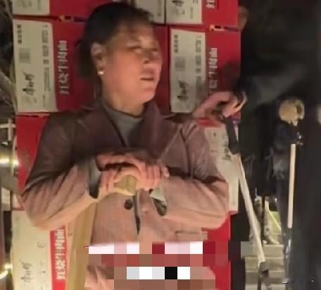 河南洛阳老君山上的一53岁的女搬山工11年如一日，每天早上5点起床，晚上有时要干