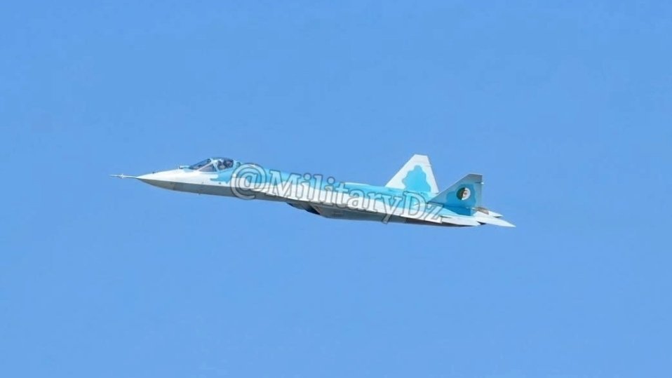 🔹阿尔及利亚接收的三架Su-57中的一架被拍到，据说阿尔及利亚一共接收14架。