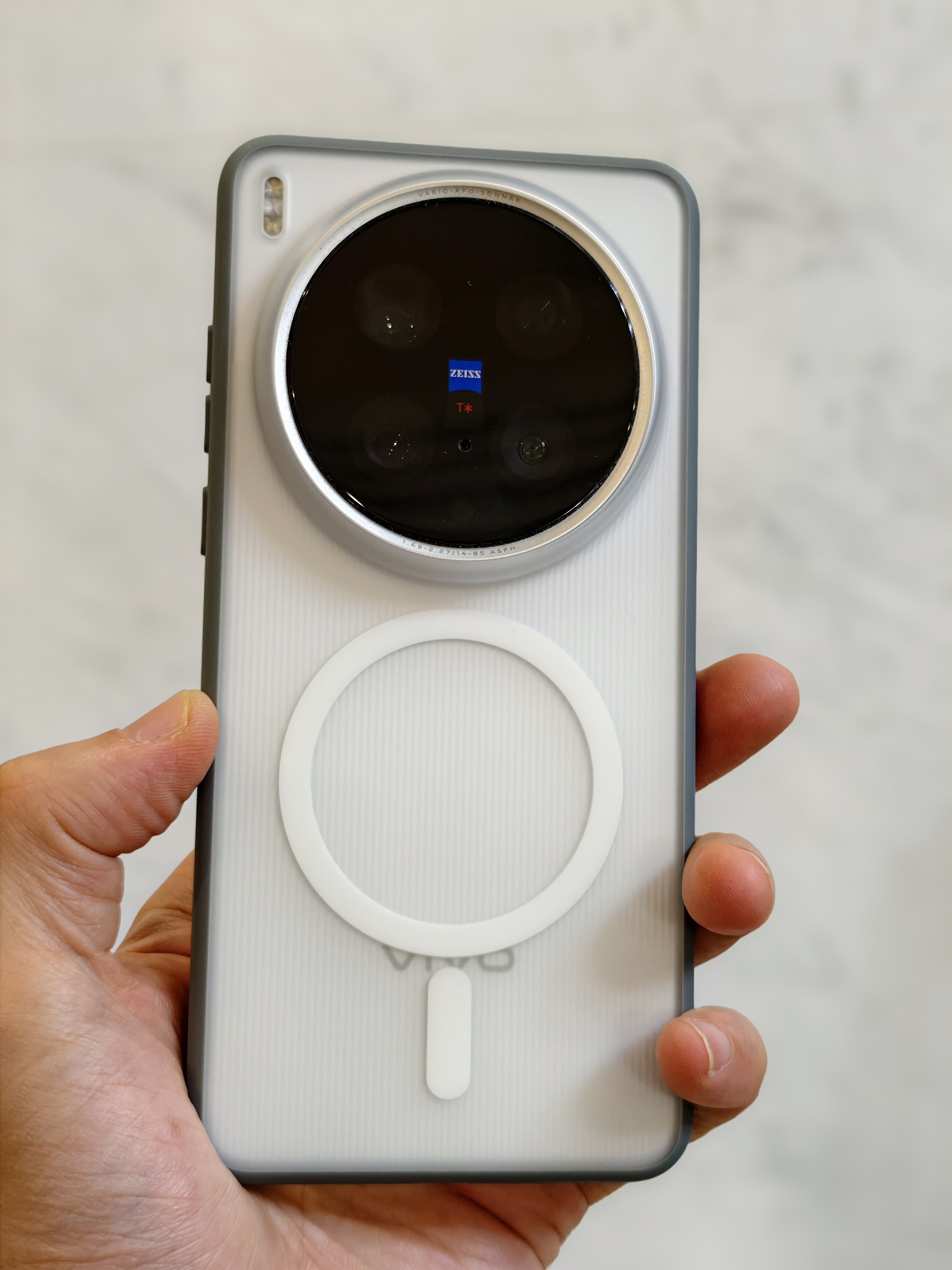 X200 Ultra 013，正面四个角略高于屏幕设计，带来了基础的防护[嘻嘻]