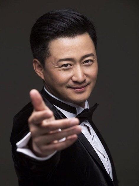 吴京回应涂唇膏吴京说唇要护镖更要护 吴京也太接地气了吧，大大方方回应涂唇膏，还自