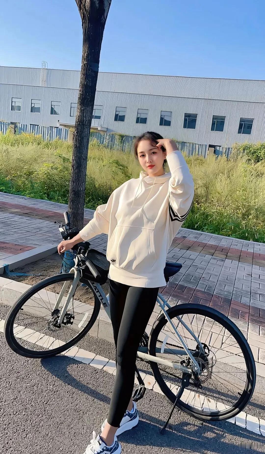 绿树荫中骑车行，轻风拂面意自宁。