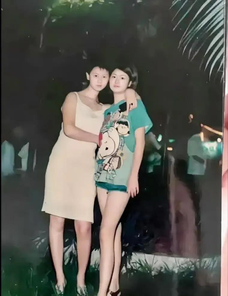 1998年，深圳街头，蛇口三洋工业园里，两名白领女孩，留下的一张合影，那时的她们
