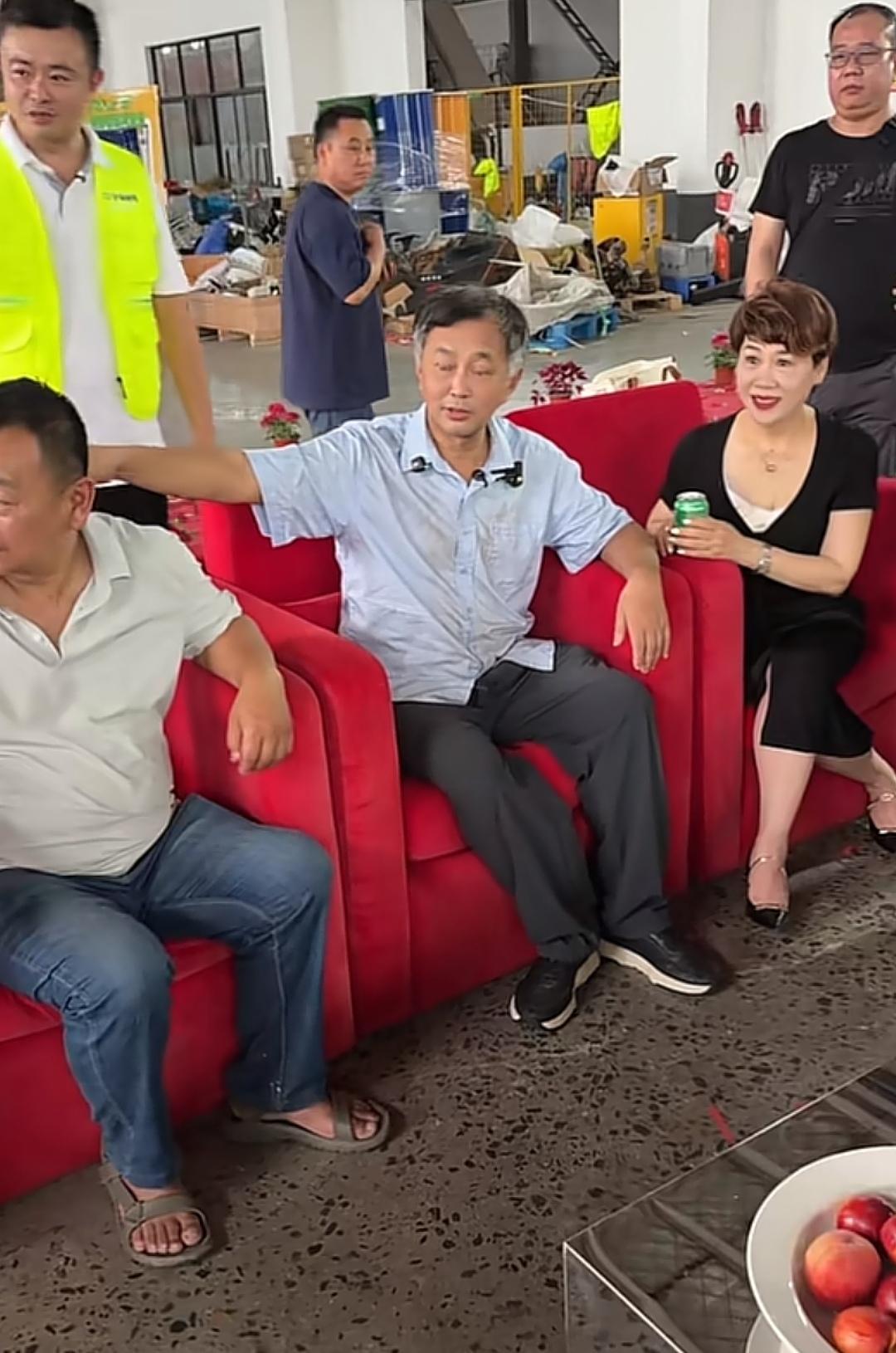 沈巍被邀请到了一家“沪上回收”的基地，这里经常有他看好的大弟子“烤鸭”在活动，沈