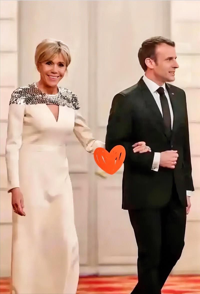 这个世界上，我最想不通的人，
就是马克龙了。
事业那么成功，家庭也和睦，他竟然还