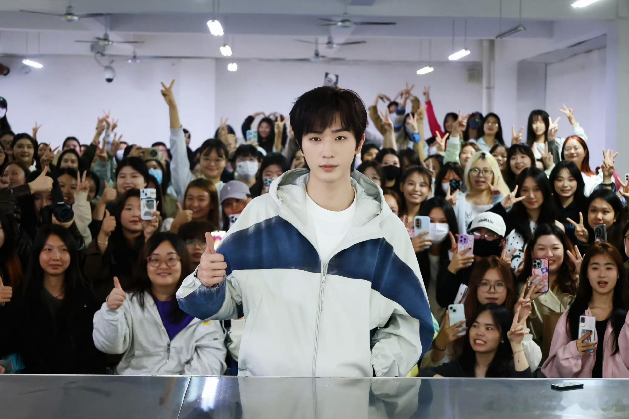 李宏毅  🌸🌸李宏毅0626生日快乐 我说雨是神烟花，你蹲在那里看烟花，它朝