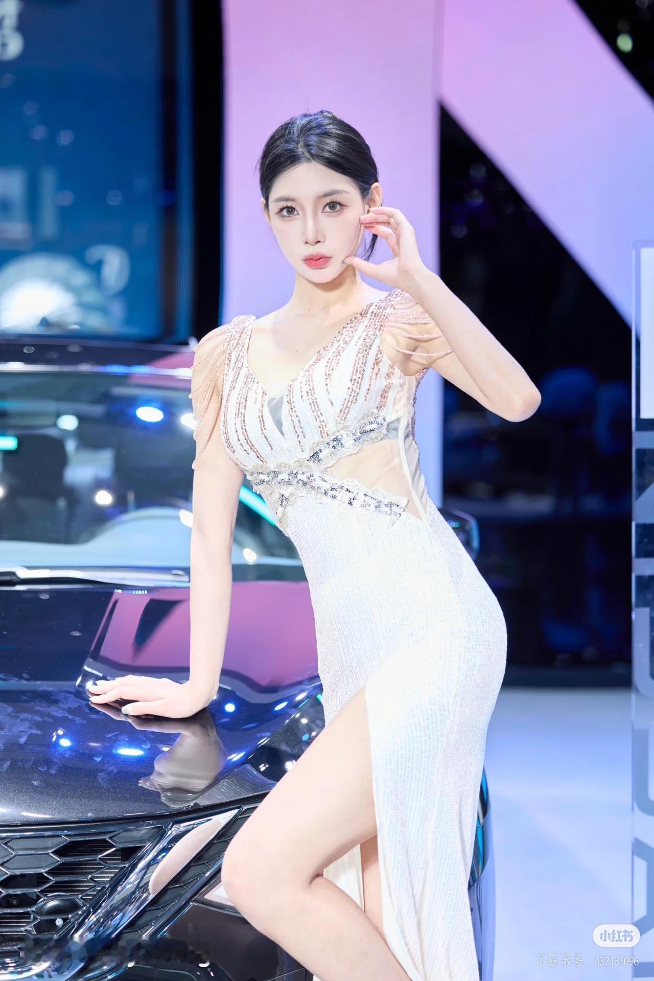 春日生活打卡季美女车模穿搭写真