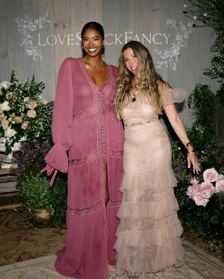 瓦妮莎晒照为大女儿庆生：爸爸妈妈永远爱你 此刻到永恒❤️ 