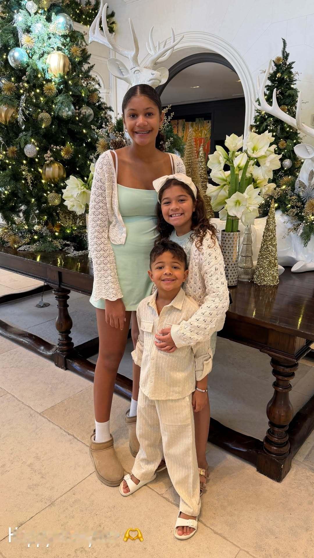 可可爱爱！分享泡椒家“三小只”的最新合照～费城76人篮球年末狂欢季PaulGeo