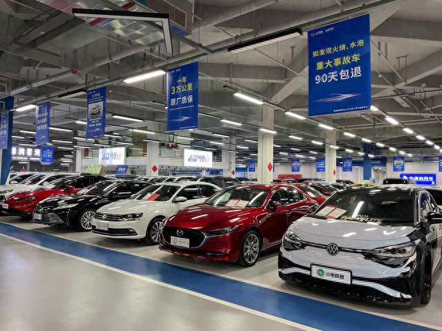 新能源开1年贬值15万，车行老板劝你买油车？