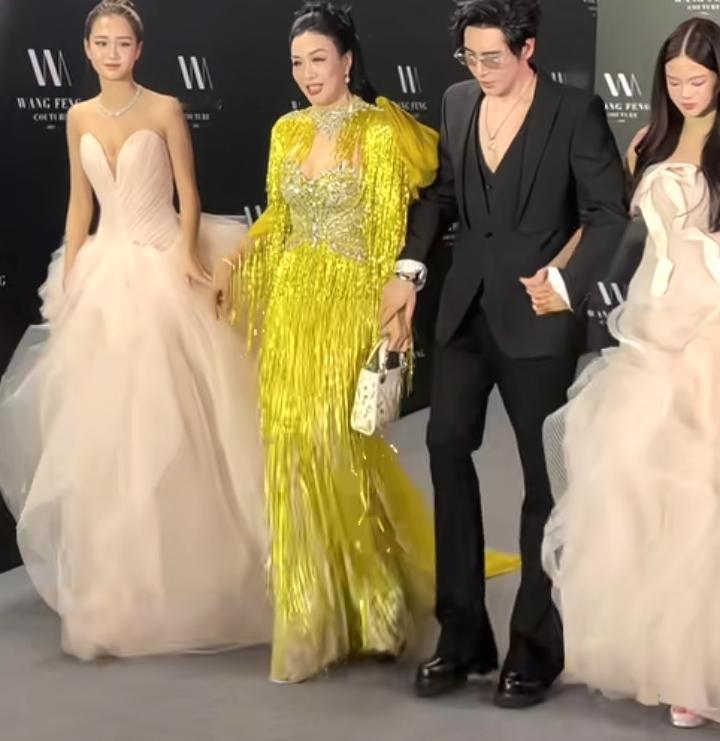 张伦硕，真的很大方。
他和钟丽缇结婚，不仅在年龄上吃了亏，整整差12岁，钟丽缇还