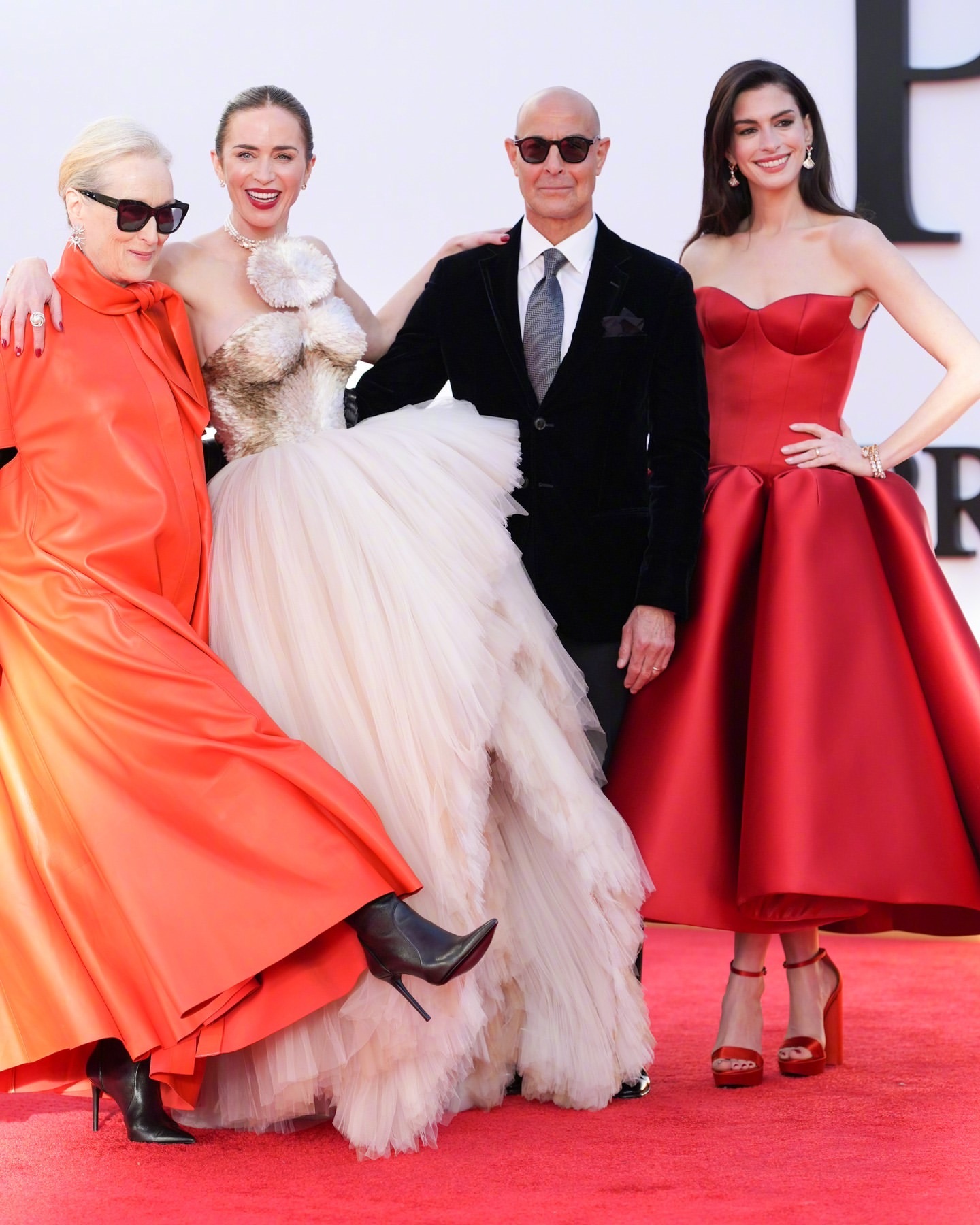 出席《穿普拉达的女王2》纽约全球首映红毯的：安妮海瑟薇、Stanley Tucc