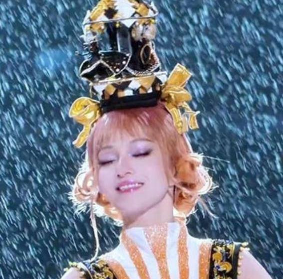 2026年6月13日晚，张韶涵“玩家”巡回演唱会上海站首场演出遭遇大暴雨。她坚持