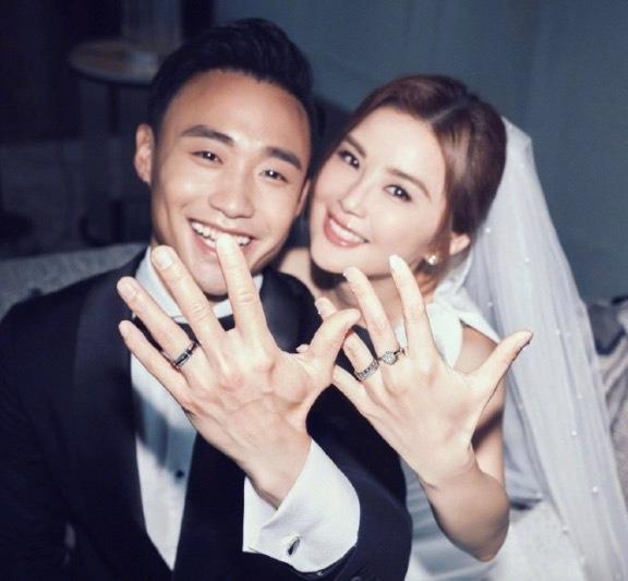 阿 Sa 正式官宣结婚！
近日，43 岁蔡卓妍（阿 Sa）突然官宣结婚喜讯，引发