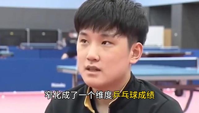 同样是出国执教，冯坤去泰国，官方报道是一片掌声；张本宇一家去日本，却被骂了十几年