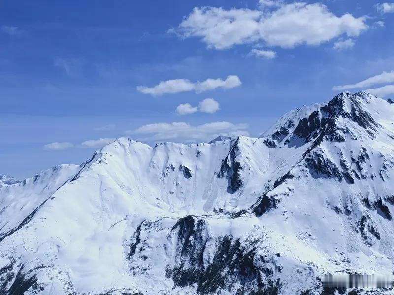 说说高山仰止，景行行止。
“高山仰止，景行行止。”这八个字，如今常用来赞美圣贤，