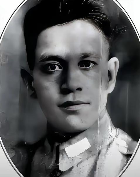 1948年，淮海战役中，华野炊事员挑着包子，误入敌人阵地，可他却不慌，高声大喊：