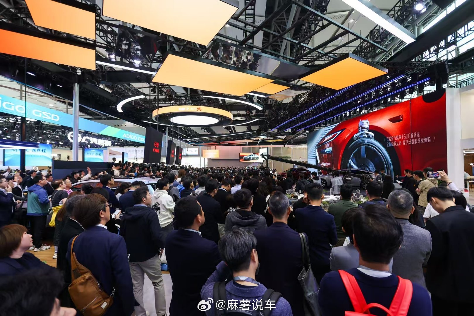 广州车展这个展台也太太太多人了！开展不到一小时就被人群围得里三层外三层，手机、相