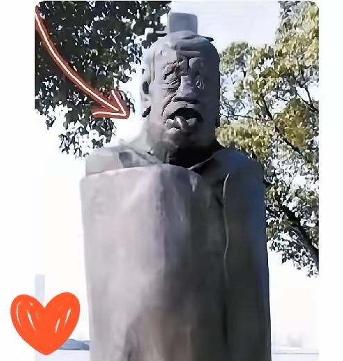 第一眼瞅见苏州金鸡湖畔这雕像，我还以为是哪家店的搞怪装饰，结果被告知这是道家圣人