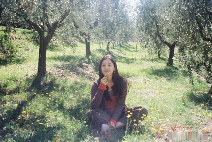 张婧仪氛围感胶片照 张婧仪氛围感胶片照拍的太有感觉了呀！大自然就是最美的滤镜！真