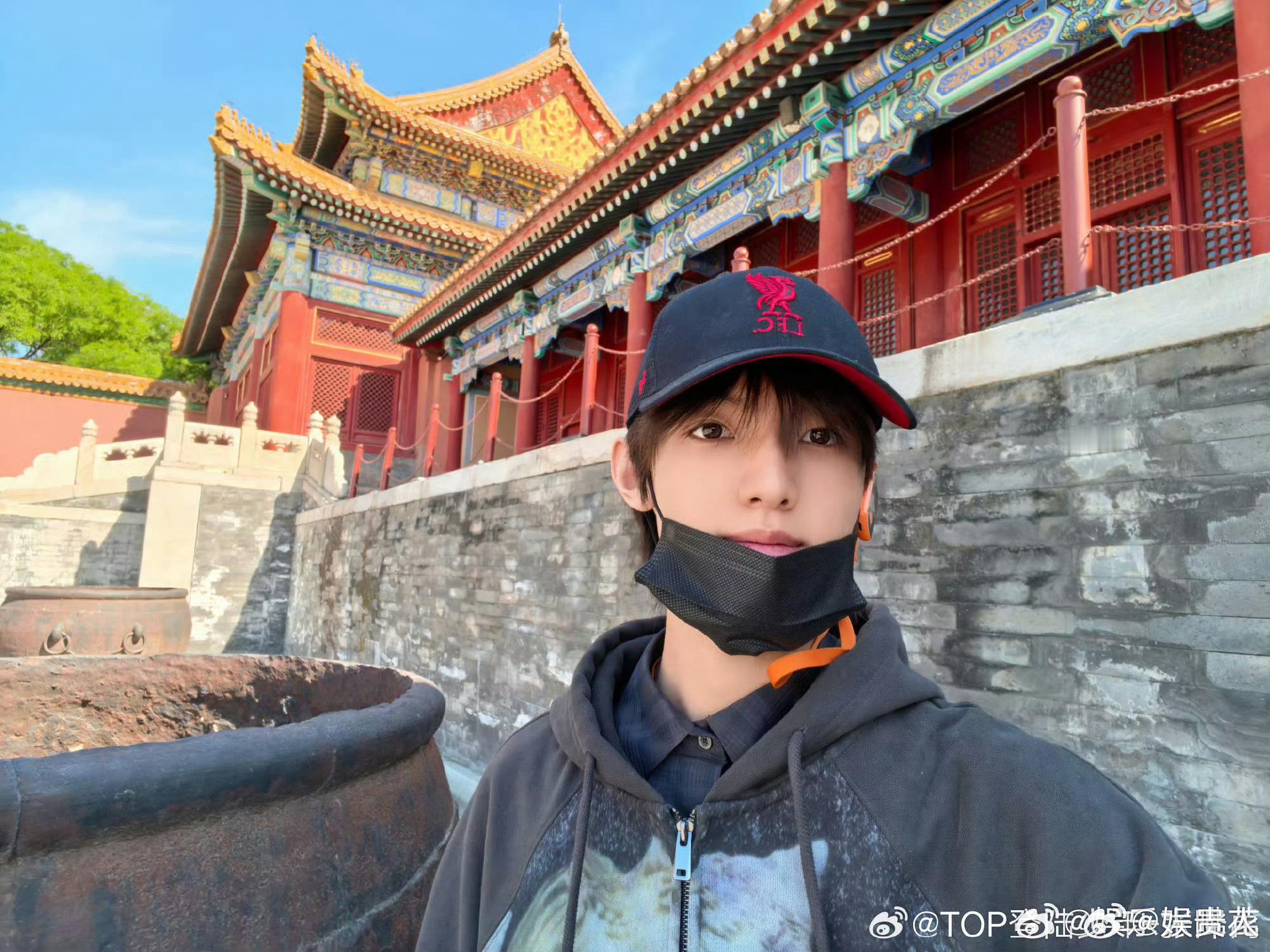 张泽禹镜头下的故宫妈妈爸爸镜头下的张泽禹 张泽禹忙着拍景，妈妈忙着记录他 
