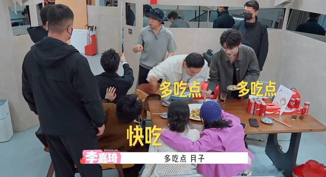 李嘉琦沈月我们是家属李嘉琦沈月一边搂着一边投喂 相处模式趣味十足，手臂轻搂，贴心