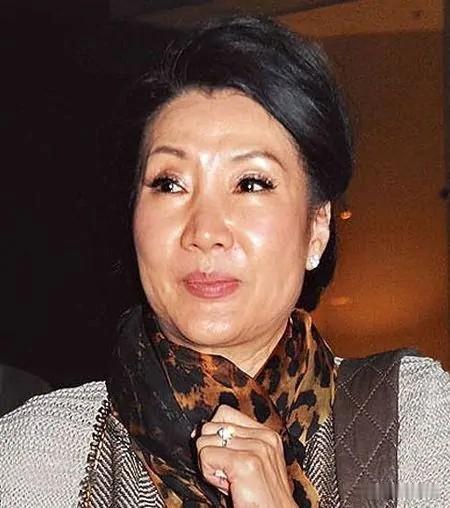 这是洪金宝的前妻，年轻时是在韩国负责接待香港来韩拍摄的工作人员，认识了洪金宝，跟