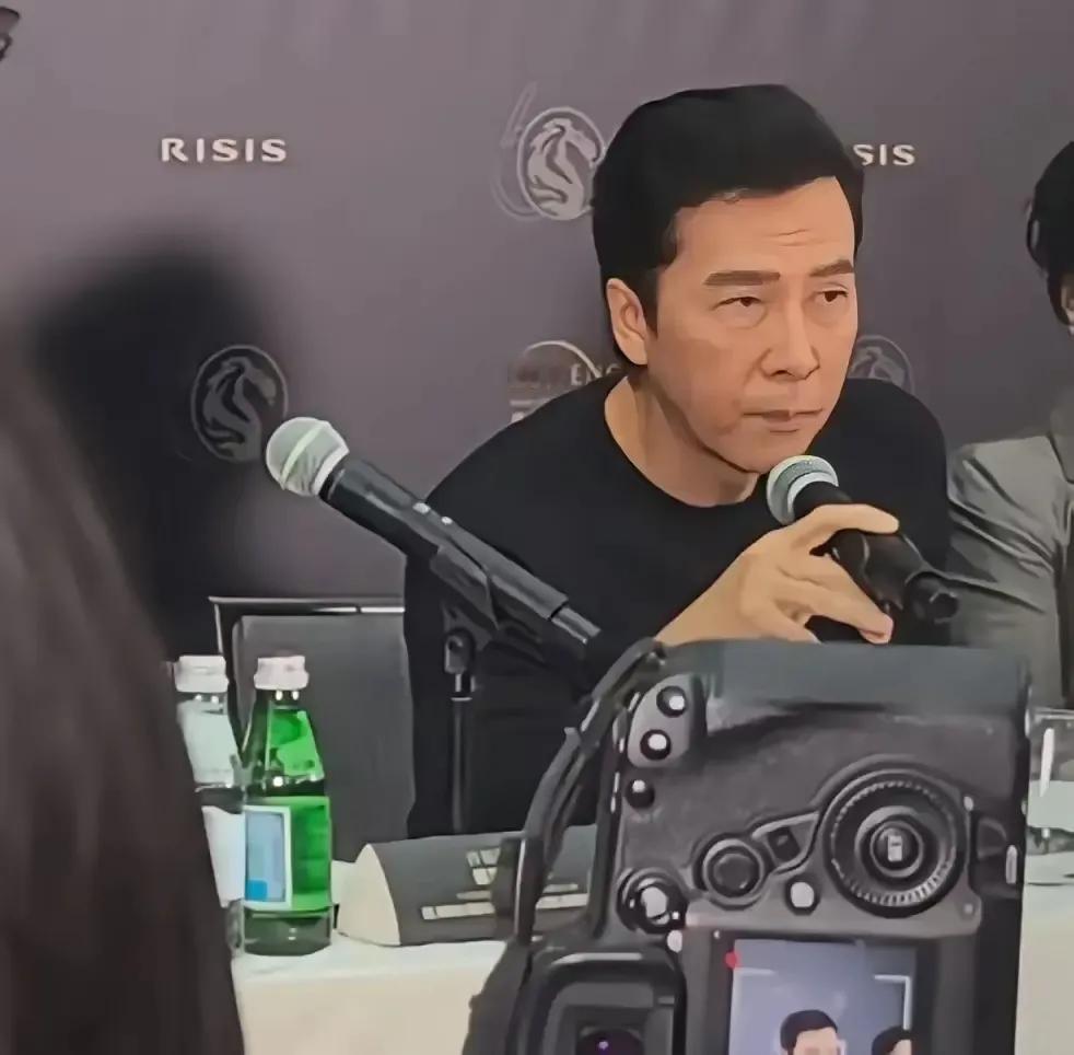 刷到甄子丹老婆汪诗诗外网飙粤语语音，配文“他们不配”，简直惊掉下巴！要知道甄子丹