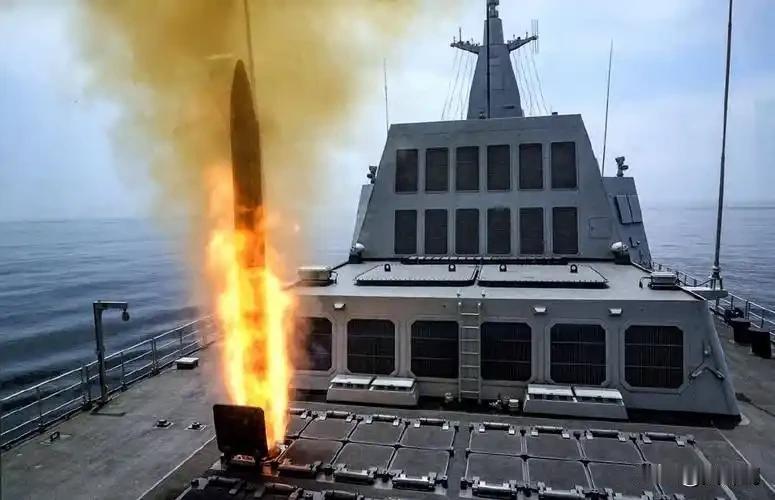 055型驱逐舰对中国海军意义非凡，它是海军战略转型的标志性战舰。

从作战能力提