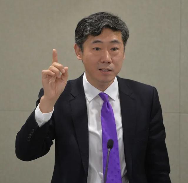 清华教授李稻葵这句话，直接把话挑明了：钱暂时凑不齐，不能成为农民养老金一拖再拖的