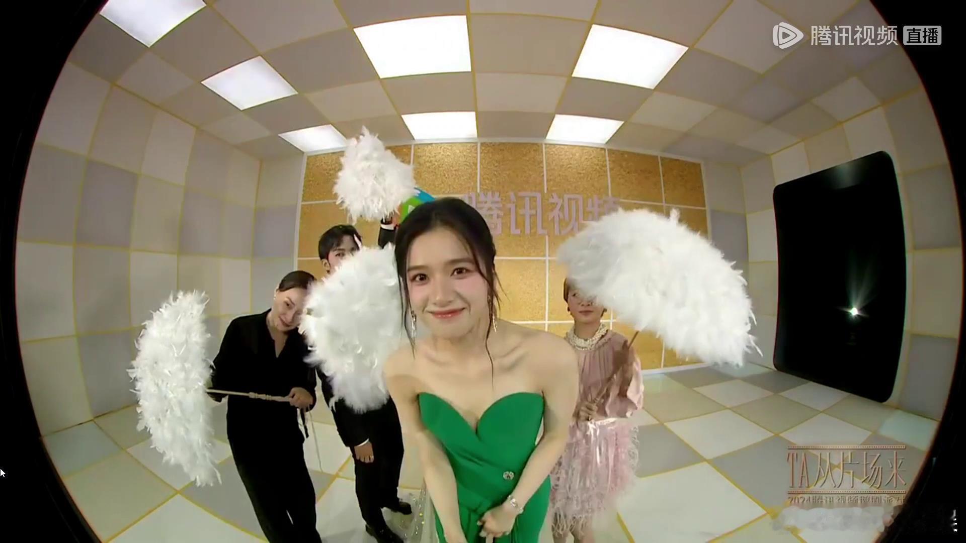 #张婧仪周翊然没合体但嗑到了# #张婧仪听到周翊然声音笑得好大声#  #焕羽# 