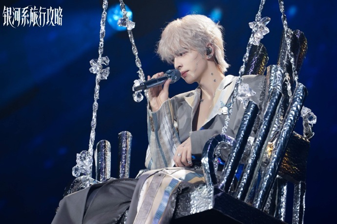 蒲熠星巡演钻石王座造型蒲熠星舞台造型自带故事感钻石王座闪着璀璨光，蒲熠星浅发勾勒