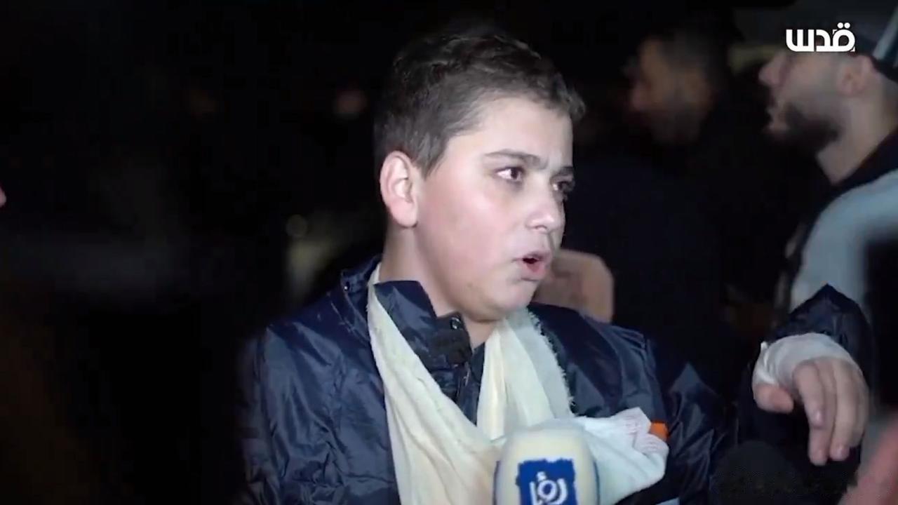 这名被释放的巴勒斯坦少年叫穆罕默德·纳扎尔，接受采访时说关押期间自己和狱友经常被