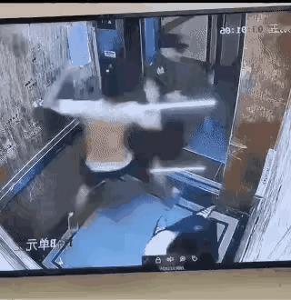 路见不平一声吼，为这个尽职尽责，勇敢出手的保安点赞。电梯里，赤着上身的醉汉欲对女