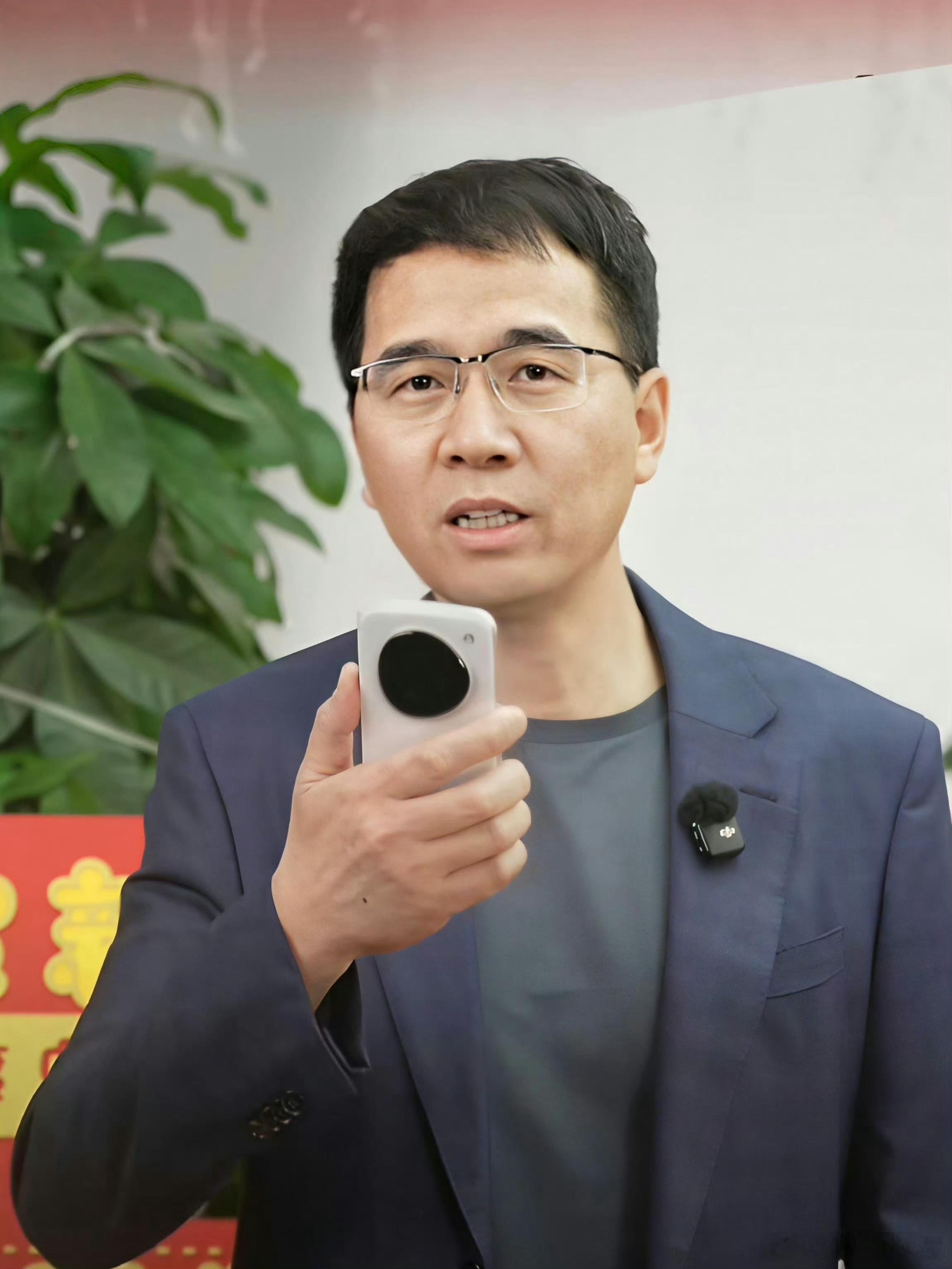 看到倪飞官宣的消息，基本能敲定新一代豆包手机要来了，还直接挂上了“全球首款AI智