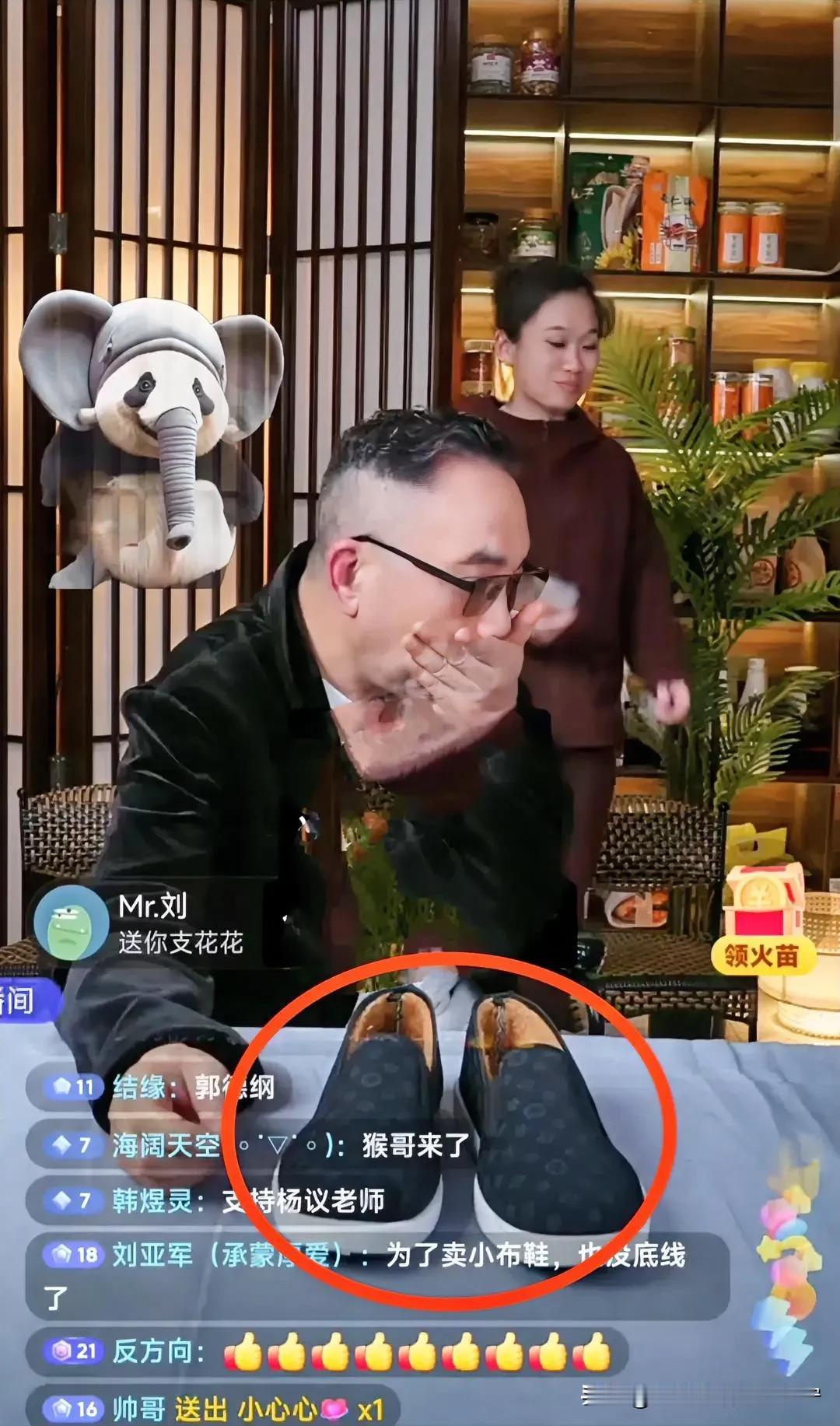 海河杨小五，肯定是吃了疯狗肉了，为了卖那两双破布鞋，得谁咬谁呀？
    这不，