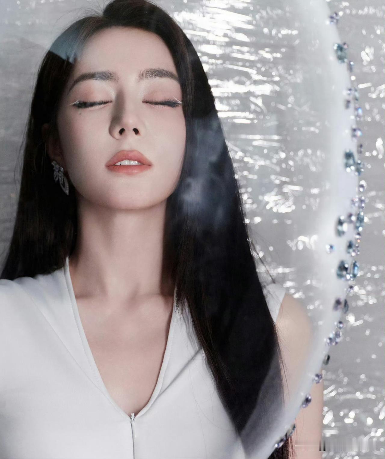 谁还没被这道白色眼尾惊艳到！

直接跳出内娱千篇一律的黑眼线模板，舍弃了标志性的