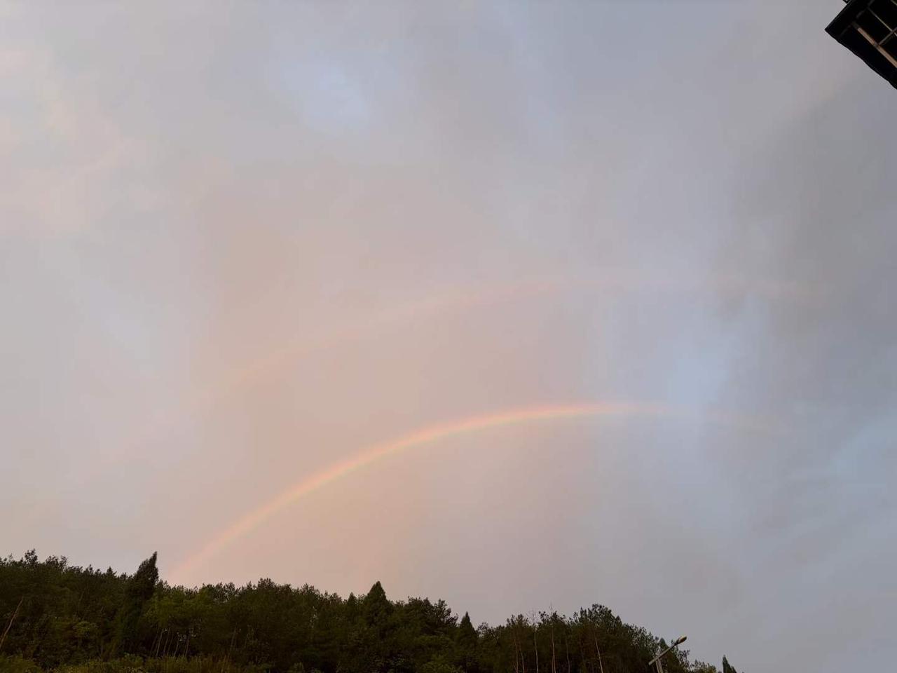 秋日生活打卡季9月22日（发布时间），四川广元。早晨广元多地现彩虹，好浪漫！