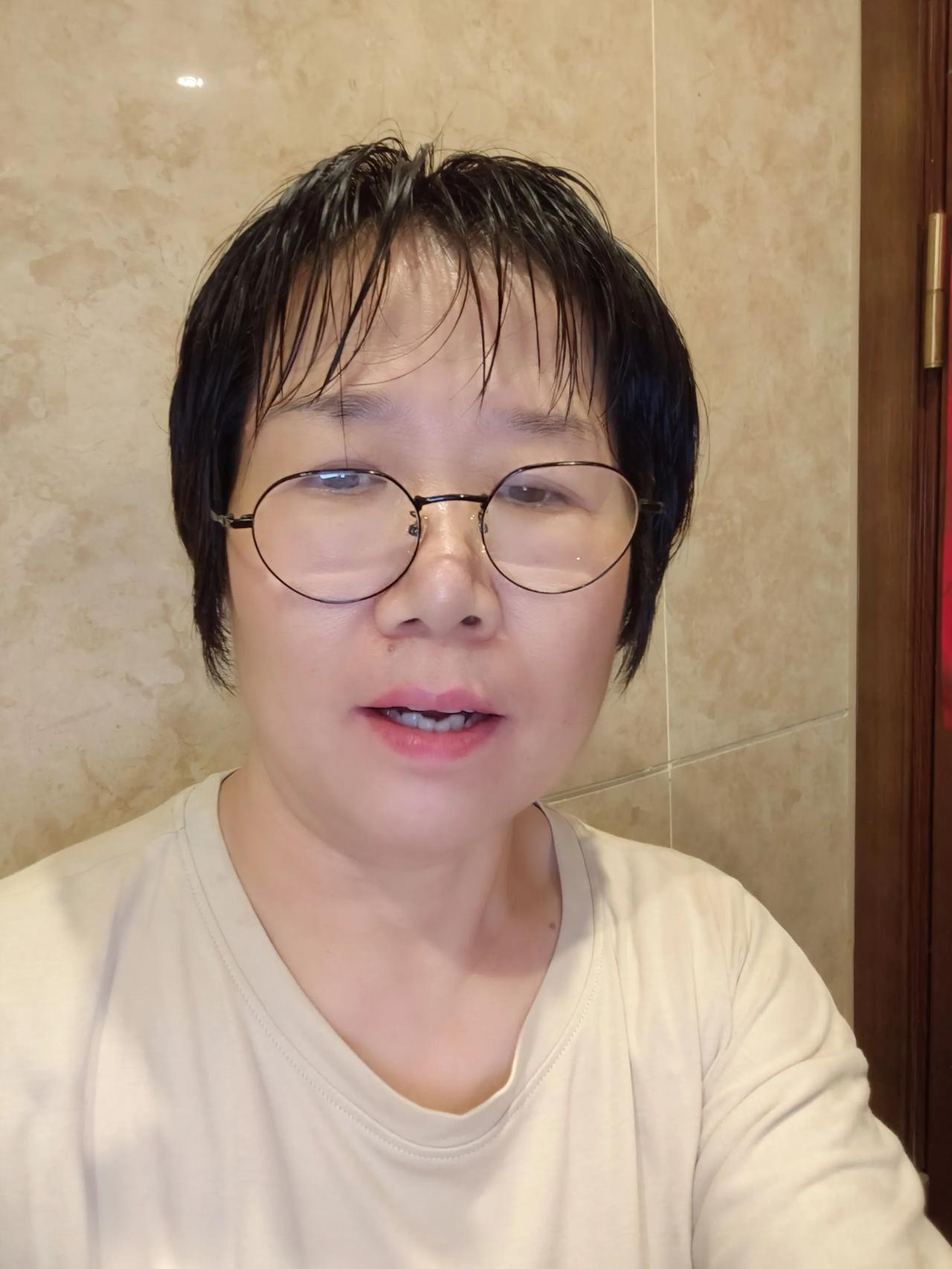 憋屈不，外边哗哗大雨我冒雨回来雇主家里了，人家还没回来，进不去屋子，只好在门外穿