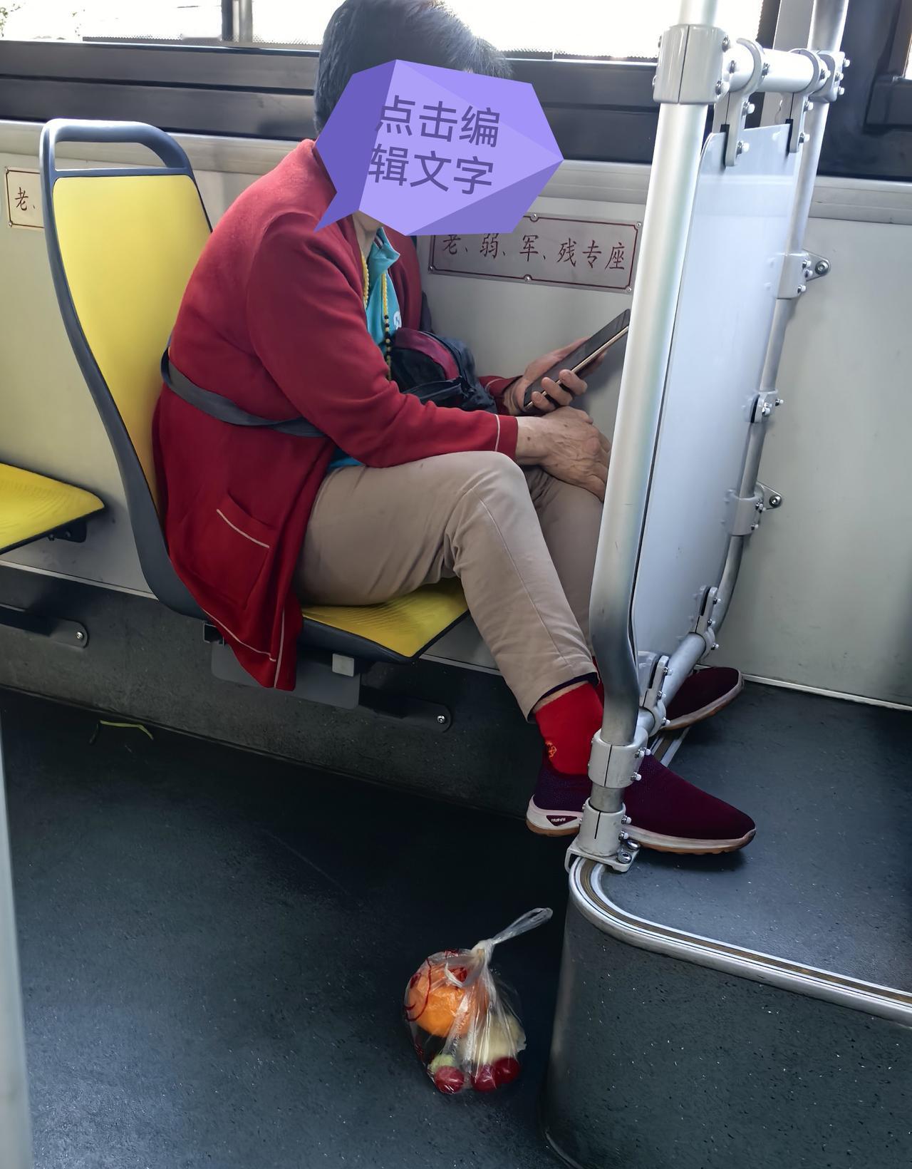，就听见这老婆婆一直在看手机，好像是某直播间在连线，外放声音很大，因为听到主播在