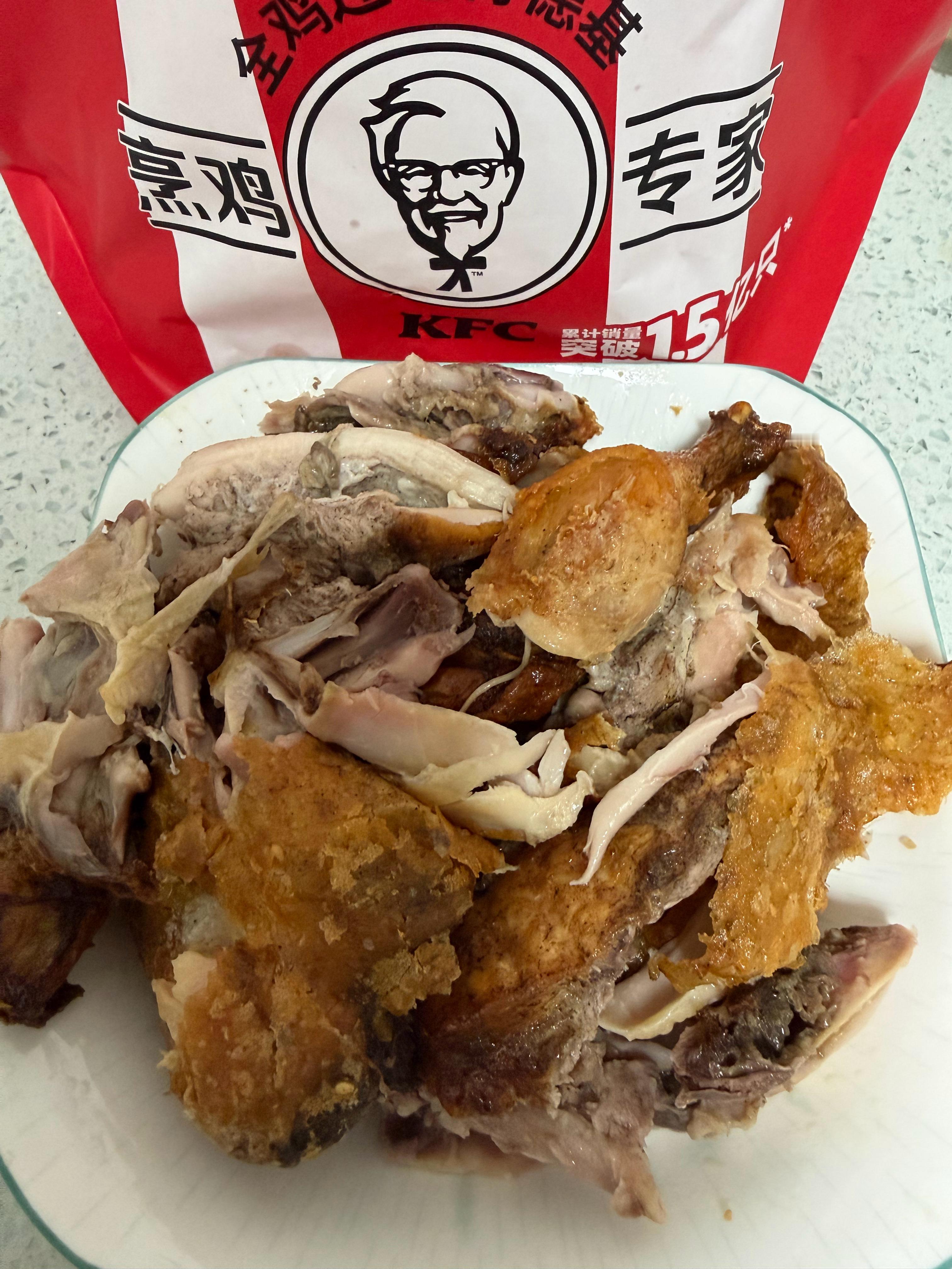 晚饭时刻加一只kfc的全🐔吃，很香很香！ 
