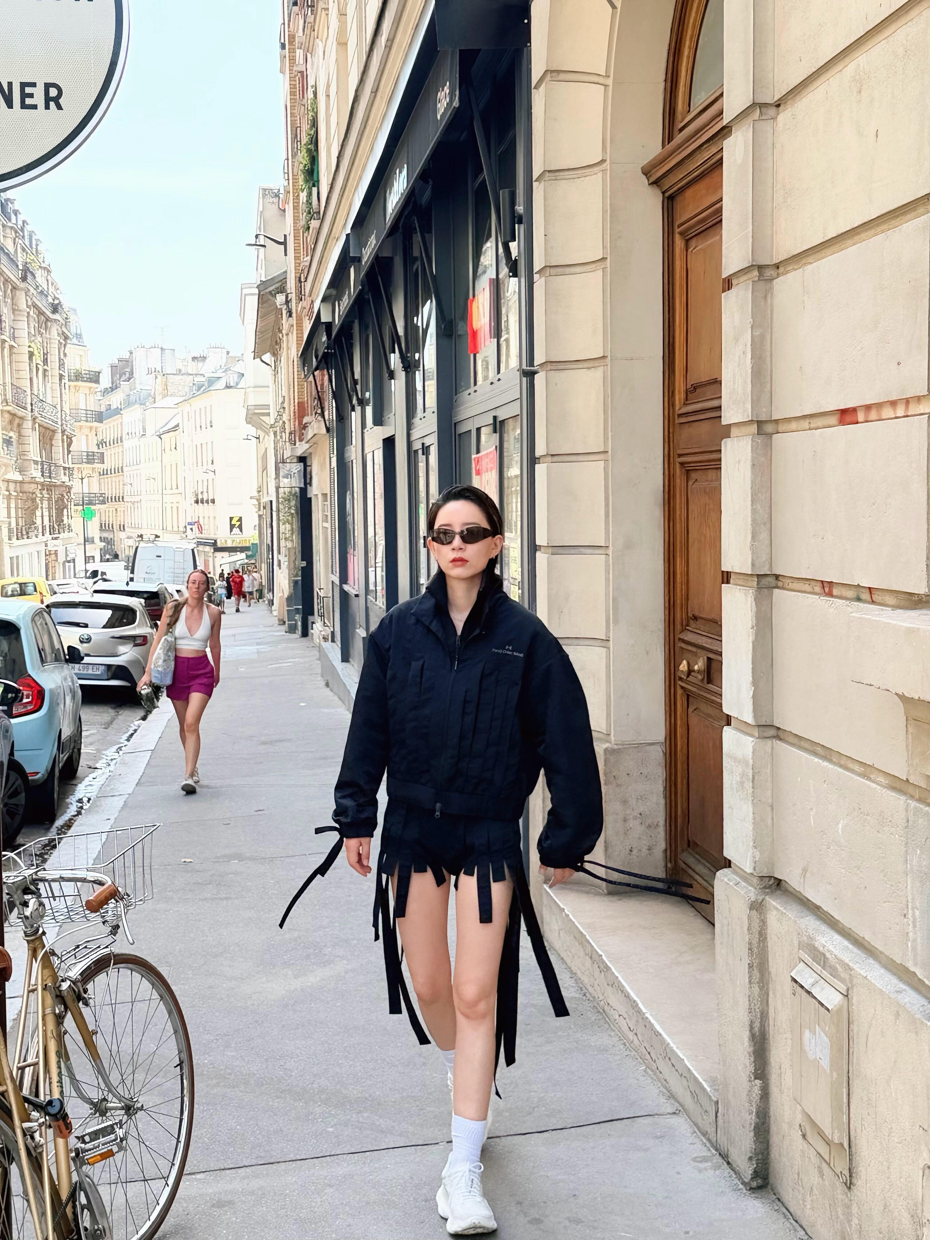 李斯丹妮巴黎看秀变走秀 时尚奇遇直接拉满！李斯丹妮原本受邀前去看QFeng Ch