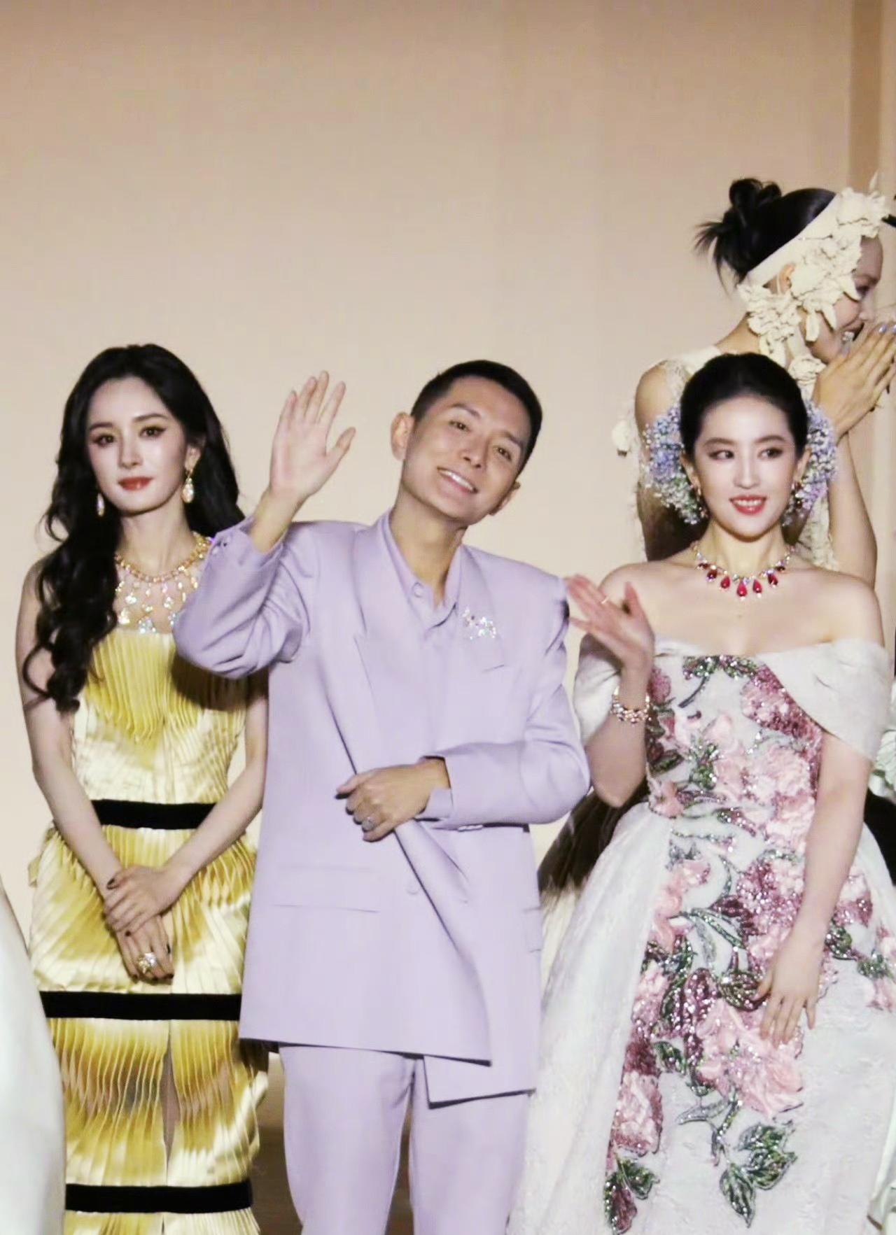 VOGUE活动大合影太抓马！杨幂、刘亦菲左右分立，中间的刘冲（杂志主编）像被夹在