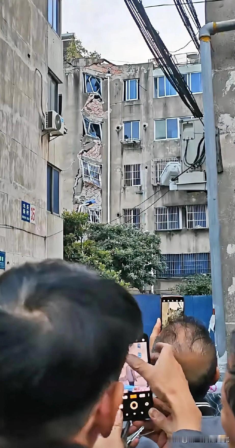 好消息，你的30年房贷还清了，坏消息，房子塌了。这种房子上个世纪80年代修得福利