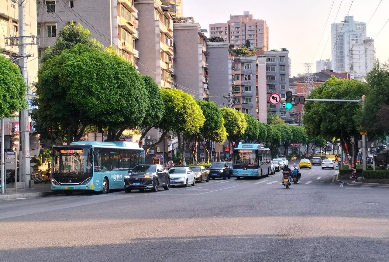 重庆沙坪坝区都市花园西路，三十多年前图中这一片还是没怎么开发的区域，主干道是在往
