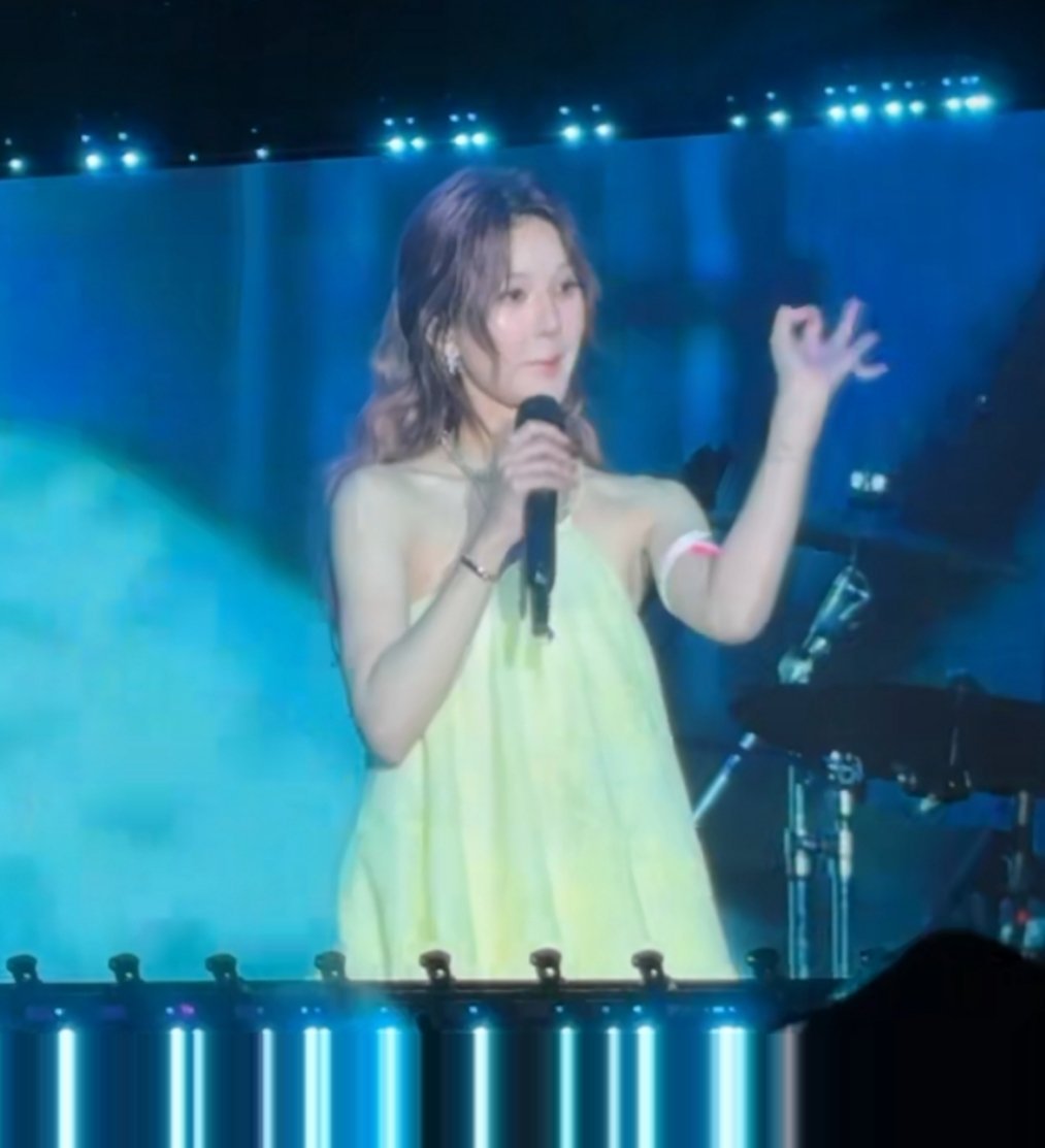 谁能拒绝眼睛亮晶晶的修勾赵露思眼睛里真的全是爱 ​​​
