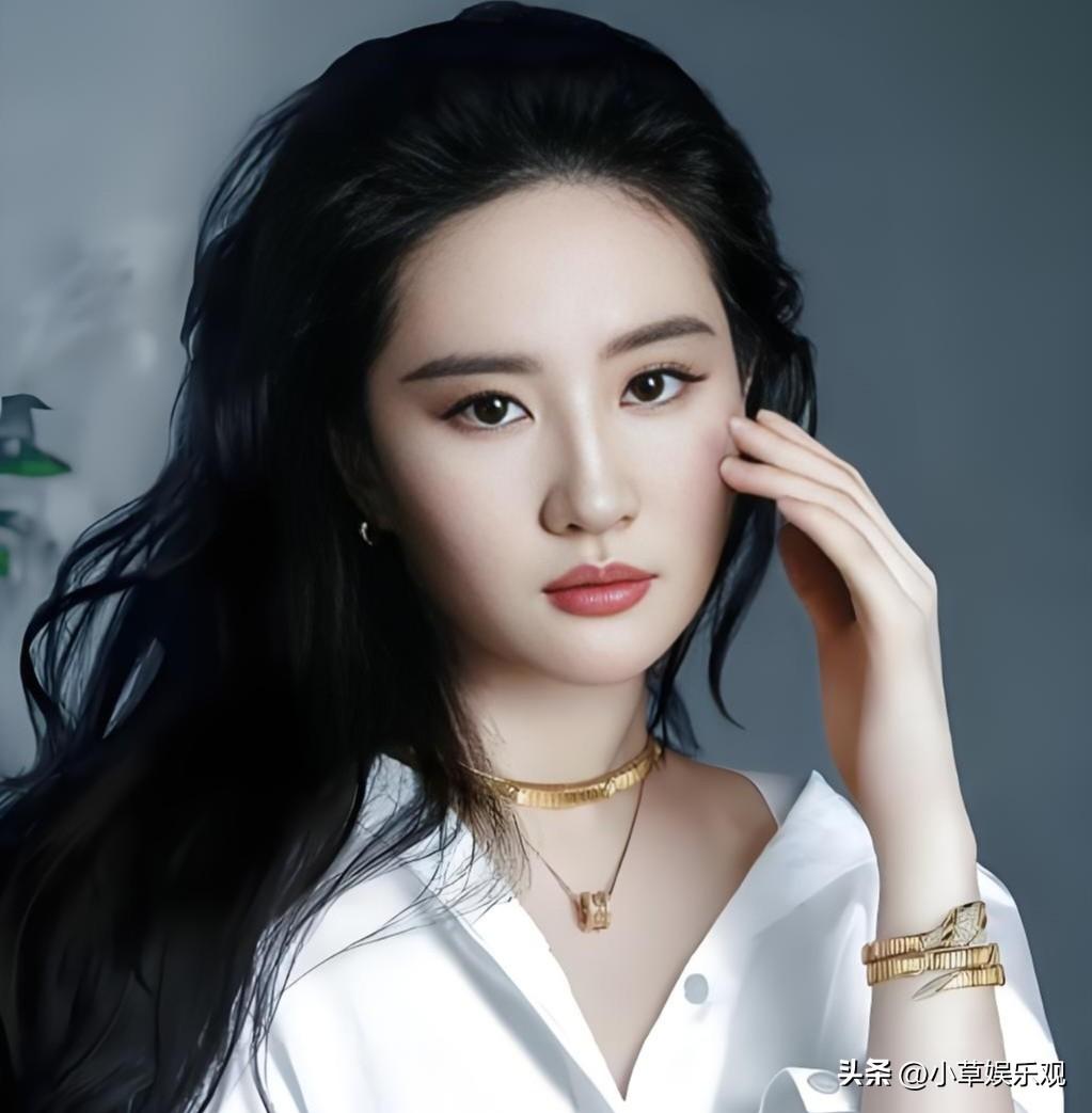 大家总爱问：刘亦菲能红这么多年，是不是全靠那张“神仙姐姐”的脸？

以前我也这么