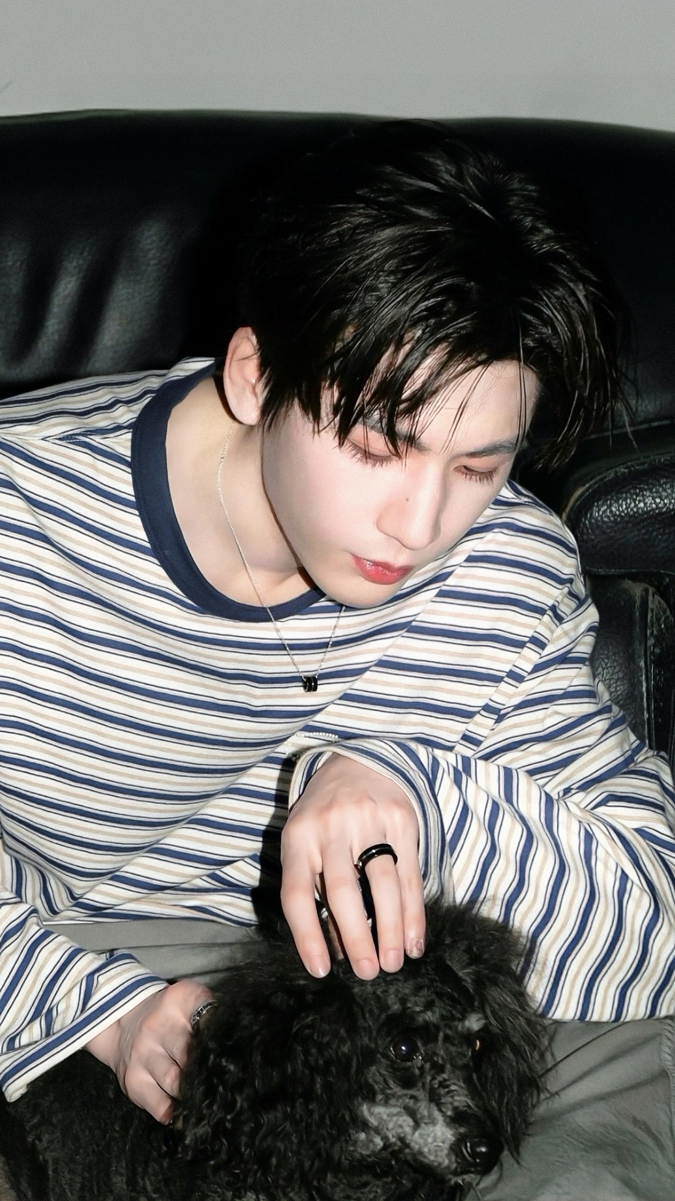 张凌赫ins更新好权威的骨相张凌赫ins更新萌照