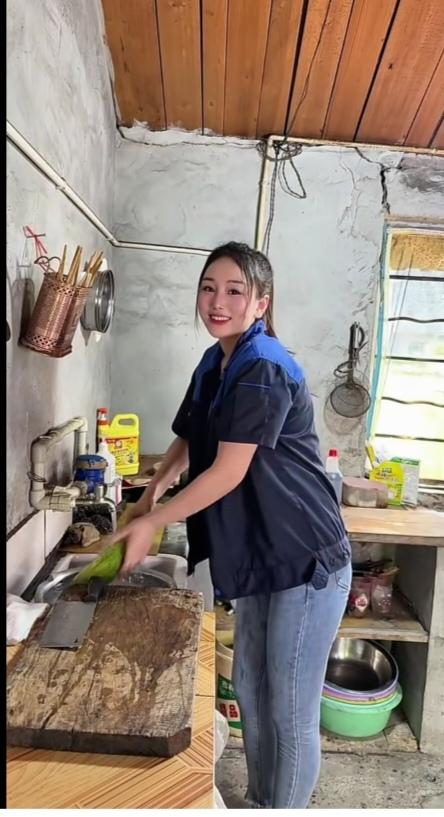 “大厨”做饭了
美女每天都下地；
地里的活干不完；
今天好容腾出手；
厨房必须露