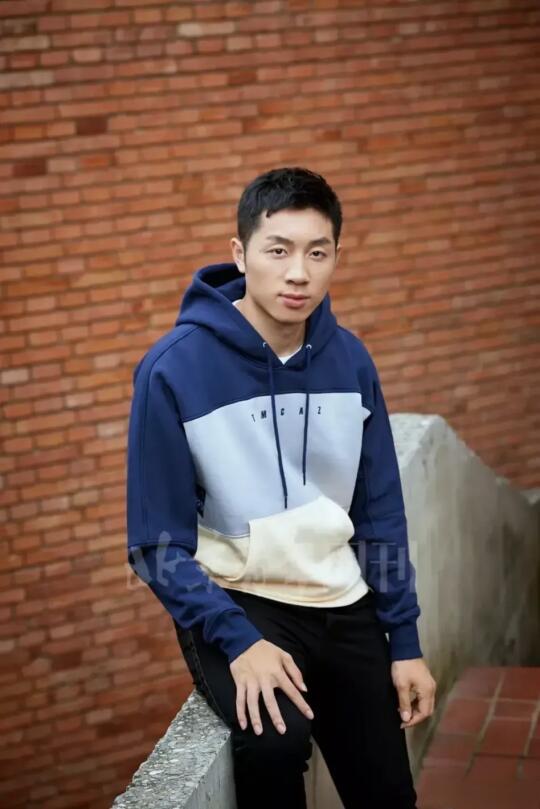 一次，李雪琴问许昕:“你是乒乓球队最健谈的人吗？”许昕说:“不是，我们...