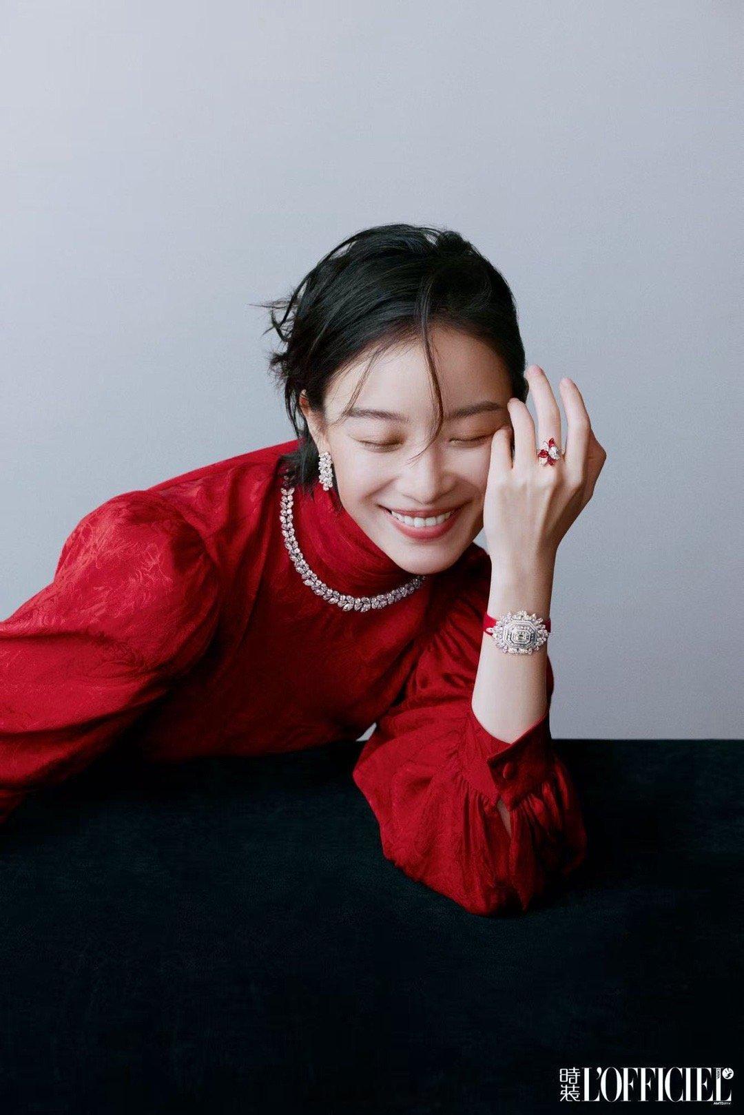 倪妮时装闭年刊 松弛感天花板！慵懒随性中藏着极致张力，眼神锁定镜头，白衣简约、红